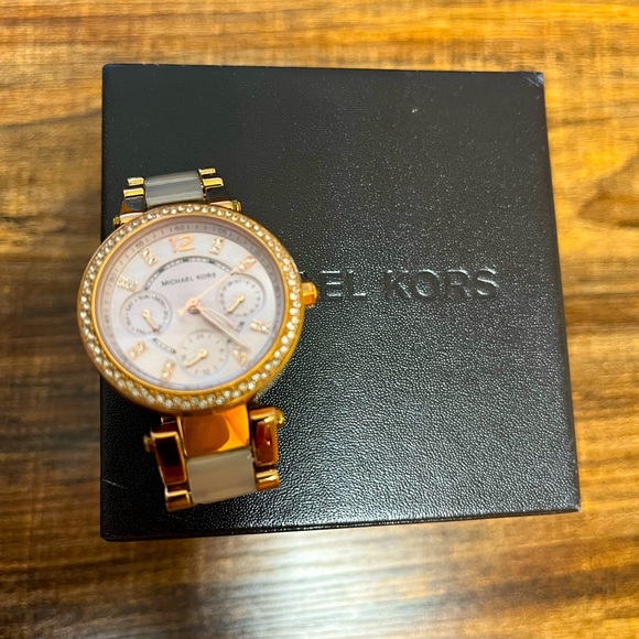 Michael Kors Rose Gold Watch - Picture 2 of 6